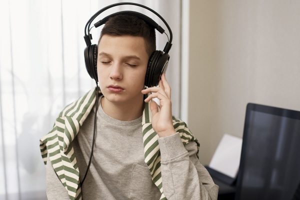 Enfant participant à une séance de musicothérapie passive.
