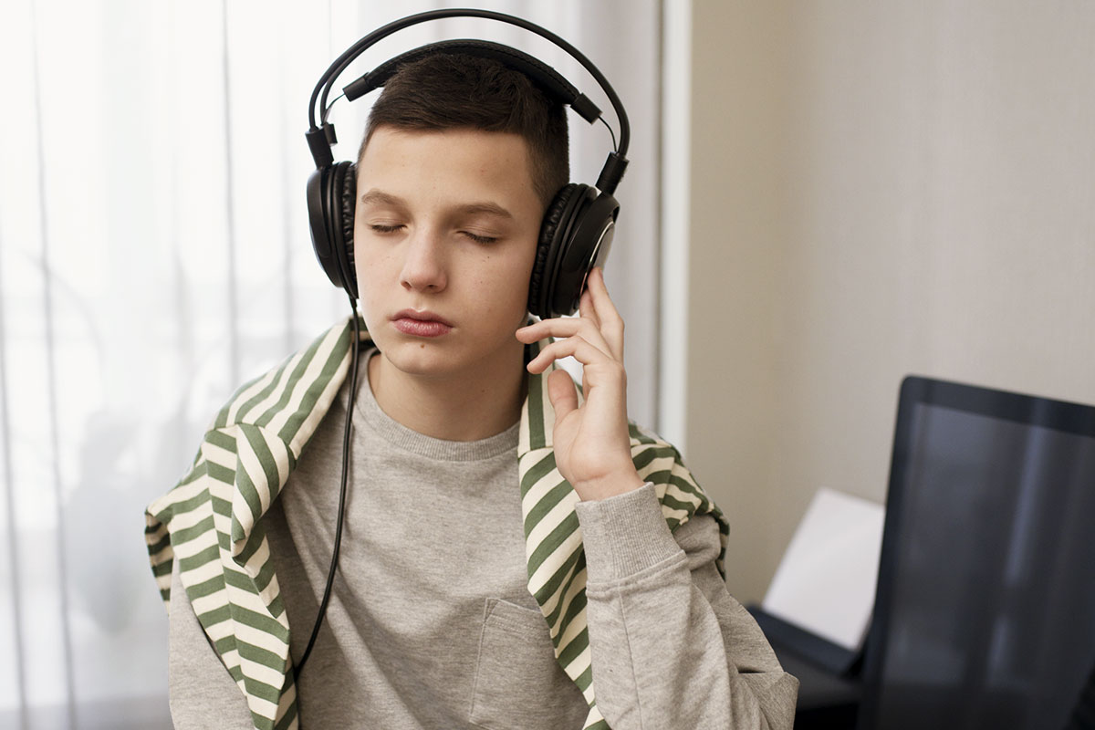 Enfant participant à une séance de musicothérapie passive.